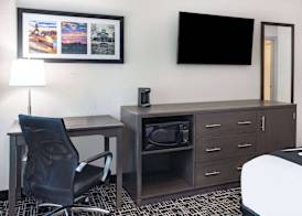 La Quinta Inn & Suites by Wyndham Norfolk 5