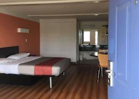 Travelodge By Wyndham Benton Harbor Mi 4