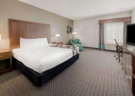 La Quinta Inn & Suites by Wyndham Fort Worth Arlington West 3