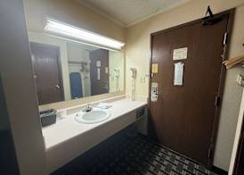 Norwood Inn & Suites By BlissPoint 5