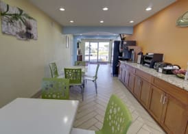 Econo Lodge at Military Circle 4