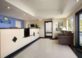 Days Inn & Suites by Wyndham Rancho Cordova 2