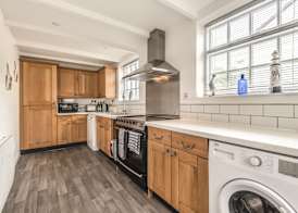 Cottage - Sleeps 6 - Pet Friendly - Patio 4