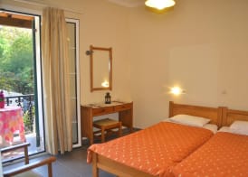 Holiday Studio Apartments yannis on the beach of Agios Gordios in Corfu 4