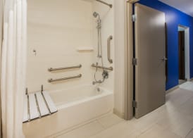 Holiday Inn Express & Suites WINDSOR EAST – LAKESHORE by IHG 3
