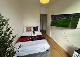 London-2Br-Sleeps6-SkySports-Netflix-DisneyPlus 5