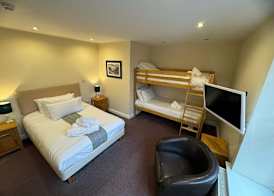 George Hotel Hayfield 4