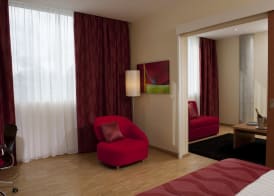Ramada Encore by Wyndham Geneva 4
