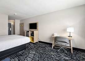 Days Inn & Suites by Wyndham Norton Shores Muskegon 4