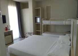 L'Hotel 4