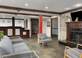 Ramada by Wyndham Cedar Rapids South 4