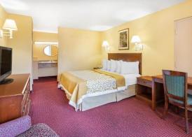 Howard Johnson by Wyndham Orlando International Drive 2