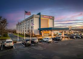 Hampton Inn Long Island/Commack 2