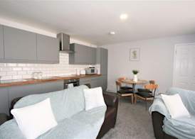 Friary House Serviced Apartments by Roomsbooked - 24Hr Reception 3