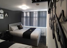 Black Ocean Holiday Apartments 4