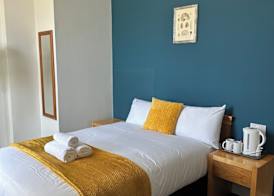 Continental Hotel with access to shared kitchen 5