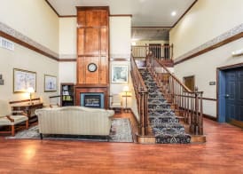 Econo Lodge Inn & Suites 2