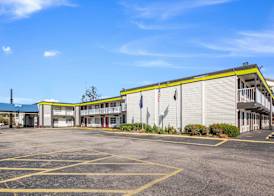 Econo Lodge Inn and Suites 3