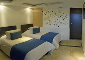 Hotel D' Leon 4