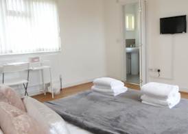 Private on suites- Private Bathroom every room-1 Bus to Heathrow Airport 4