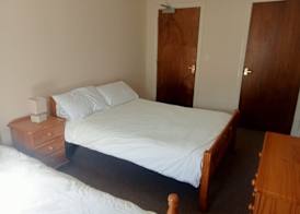 Central 2-Bed Apt Sleeps 5 above Great Derry Pub 3