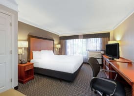 La Quinta Inn & Suites by Wyndham New Orleans Airport 5