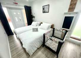 Great Studio near Luton Airport - SUPER HOST 3 YEARS RUNNING! 5