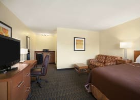 Howard Johnson by Wyndham San Diego Sea World 4