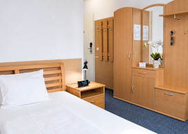 Hotel Donaustadt Kagran - at Metro U1 5