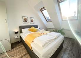 10-Min Walk to Hauptbahnhof, Cozy Private Rooms with AC, TV & WIFI 3