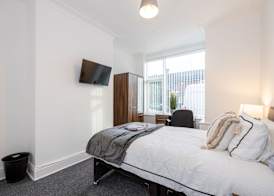 Charming 4-bed Guest House in Salford 4