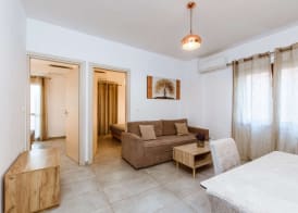 Deluxe Hotel 3