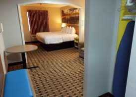 Days Inn & Suites by Wyndham Huntsville 5