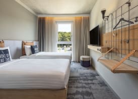 Moxy Simmern 3