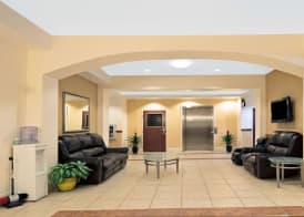 Super 8 by Wyndham Austin/Airport South 4