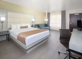 Ramada by Wyndham Burbank Airport 3