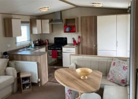 Luxury 2 Bedroom Holiday Home on Beachside Park 4