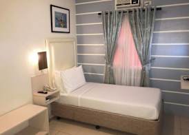 Tom's Cabin Hotel 4