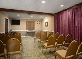 Howard Johnson by Wyndham Buena Park 3