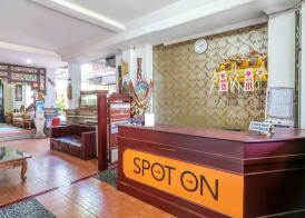 OYO 1927 Hotel Candra Adigraha 3