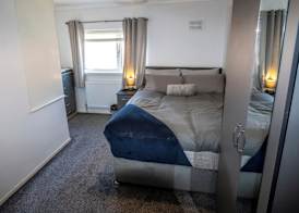 3 Bed Home - Sleeps 8 - Stoke City fc - Parking 5