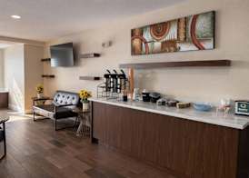Econo Lodge Inn & Suites Santa Rosa South 4