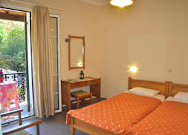 Holiday Studio Apartments yannis on the beach of Agios Gordios in Corfu 3