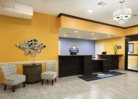 Days Inn & Suites by Wyndham Galveston West/Seawall 2
