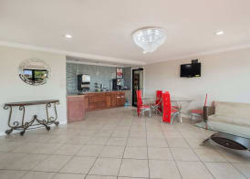 Econo Lodge Lake Charles University Area 4