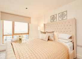 Deluxe City Apt, River Canal View& Free Parking! 4