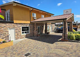 Sahara Courtyard Inn & Suites Osoyoos 3