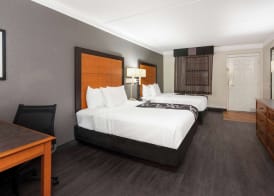 Super 8 by Wyndham The Woodlands North 5