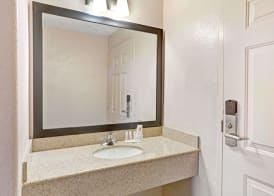 Howard Johnson by Wyndham Galveston 4