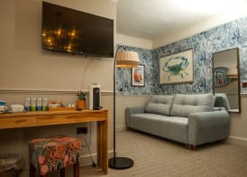 Stylish 2-Bedroom Apartment in West Bay 5